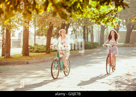 Die beiden jungen Mädchen mit Fahrrädern im park Stockfoto