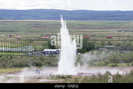 Beeindruckende Ausbruch der größte aktive Geysir Strokkur, mit Touristen warten, Golden Circle, Island Stockfoto