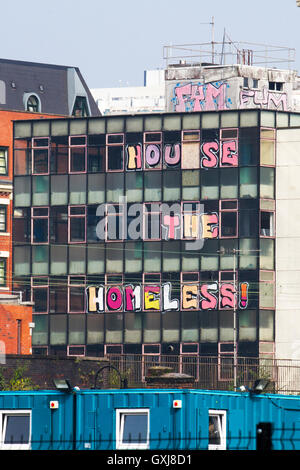 Haus der Obdachlose Schriftzug in Windows belegten zurückgelassenes Eigentum in Manchester, Großbritannien Stockfoto