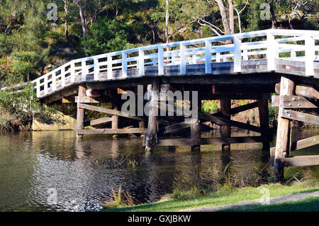 Historische Holz- Varney Brücke über den Fluss am Hacken Audley, Royal National Park, Sydney, Australien Stockfoto