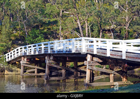 Historische Holz- Varney Brücke über den Fluss am Hacken Audley, Royal National Park, Sydney, Australien Stockfoto