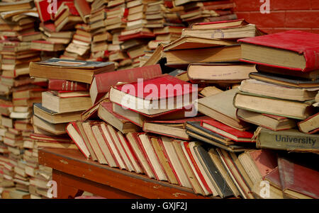 Riesigen Stapel von alten Büchern Stockfoto