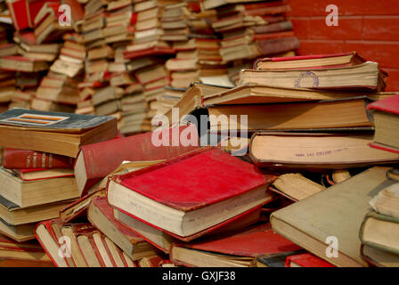 Riesigen Stapel von alten Büchern Stockfoto