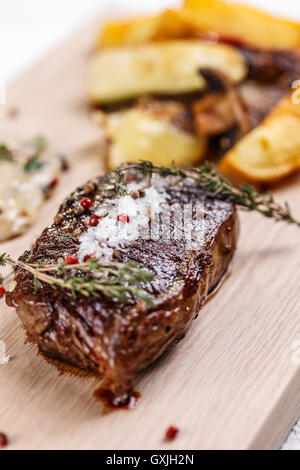 Nahaufnahme vom Grill Bbq Steak mit Maldon Salz Stockfoto