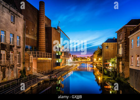 Stadtbild und Wasser Kanäle in der belgischen Stadt Mecheln (Mechelen) in der Nacht kurz nach Sonnenuntergang Stockfoto