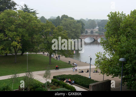 Bancroft Gardens und Fluss Avon, nebligen, London, UK Stockfoto