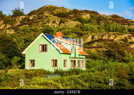 Marstrand, Schweden - 8. September 2016: Ökologische Dokumentarfilm des grünen Hauses in felsige Küstenlandschaft. Solarzellen auf dem Dach. Stockfoto