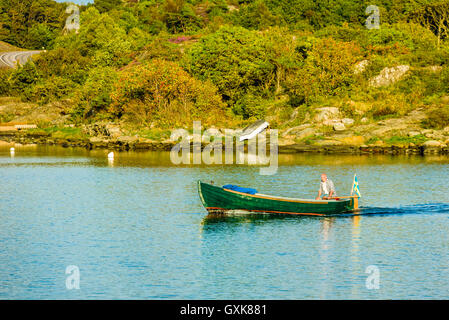 Marstrand, Schweden - 8. September 2016: Ökologische Dokumentarfilm der Mann einen alten, grünen Motorboot in der Westküste Archip fahren Stockfoto