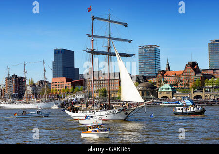 Einlaufparade Zum Hafengeburtstag Mit Dem Segelschiff J.R. Tolkien in Hamburg, Deutschland, Europa Stockfoto