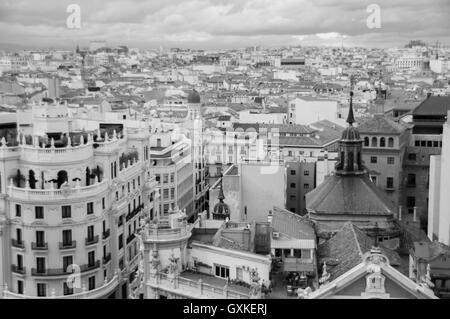 Der Blick über Madrid von Circulo de Bella Artes Dachterrasse, umgewandelt in ein Schwarzweißbild, Madrid, Spanien, April Stockfoto