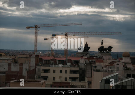 Der Blick über Madrid von Circulo de Bella Artes Dachterrasse, Madrid, Spanien, April Stockfoto