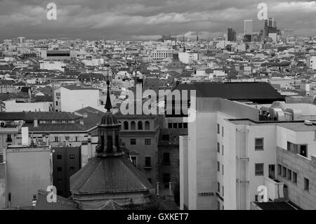 Der Blick über Madrid von Circulo de Bella Artes Dachterrasse, umgewandelt in ein Schwarzweißbild, Madrid, Spanien, April Stockfoto