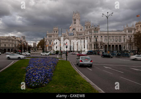 Verkehr, hetzen, vorbei an Plaza de Cibeles in Madrid, Spanien, April Stockfoto