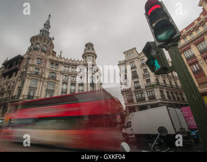 Verkehr im Zentrum von Madrid, Madrid vorbei Rauschen Stockfoto