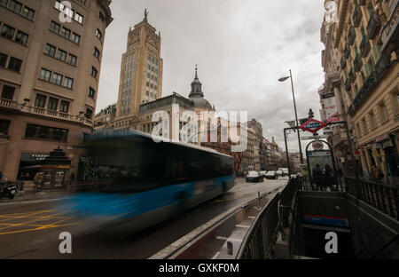 Verkehr, hetzen, vorbei an u-Bahnstation Banco de España in Madrid, Spanien Stockfoto