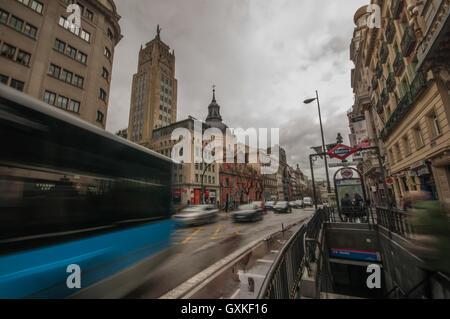 Verkehr, hetzen, vorbei an u-Bahnstation Banco de España in Madrid, Spanien Stockfoto