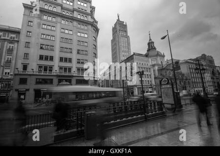 Verkehr, hetzen, vorbei an u-Bahnstation Banco de España in Madrid, Spanien Stockfoto