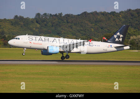 Wien/Österreich 9. August 2016: Airbus A320 von österreichischen landet auf dem Flughafen Wien. Stockfoto