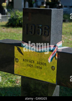 Gräber der Jugendlichen, die starb, als Truppen der Sowjetunion die ungarische Revolution gegen die Sowjetherrschaft am 23. Oktober 1956, vor 60 Jahren zerkleinert. Kerepesi Friedhof. Budapest. Ungarn Stockfoto