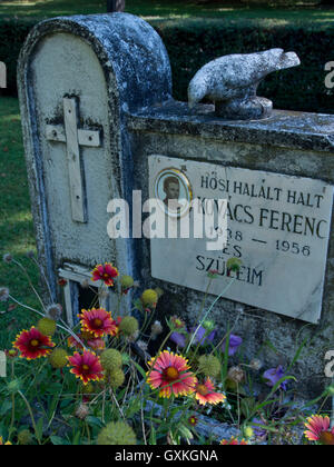 Gräber der Jugendlichen, die starb, als Truppen der Sowjetunion die ungarische Revolution gegen die Sowjetherrschaft am 23. Oktober 1956, vor 60 Jahren zerkleinert. Kerepesi Friedhof. Budapest. Ungarn Stockfoto