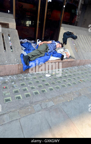 London, England, Vereinigtes Königreich. Obdachloser schläft in einem Hauseingang in Whitehall, nicht weit von Downing Street Stockfoto