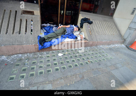 London, England, Vereinigtes Königreich. Obdachloser schläft in einem Hauseingang in Whitehall, nicht weit von Downing Street Stockfoto