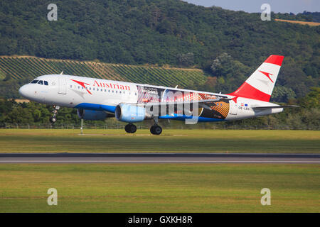 Wien/Österreich 9. August 2016: Airbus A320 von österreichischen landet auf dem Flughafen Wien. Stockfoto