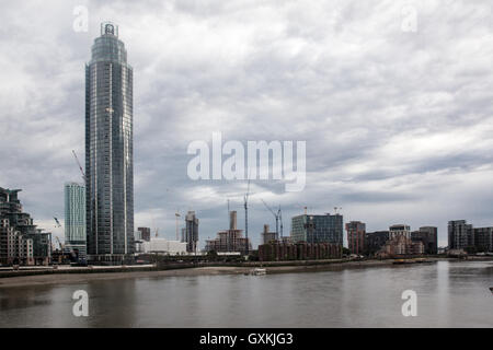 London, 12. September 2016. Eine Landschaft der südlichen Ufer des Themes im Londoner Stadtteil Wandsworth formt. Viele neue Wolkenkratzer sind bu Stockfoto