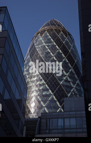 London, 11. September 2016. Die City von London, 30 St Mary Axe, kumuliert es modernste Gebäudeformen. Stockfoto