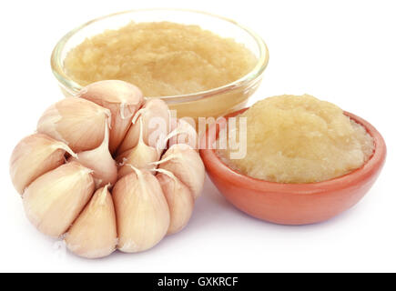 Zerdrückten Knoblauch mit Hülsen auf weißem Hintergrund Stockfoto