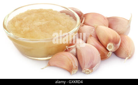 Zerdrückten Knoblauch mit Hülsen auf weißem Hintergrund Stockfoto