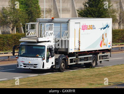 Alpha LSG catering LKW in der Nähe von London Heathrow Airport Stockfoto