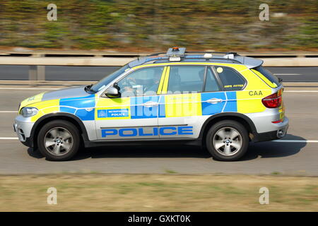 Polizeiauto fahren in der Nähe von London Heathrow Airport, Großbritannien Stockfoto