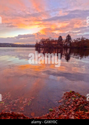 Highland Sonnenuntergang über Loch Lomond Stockfoto