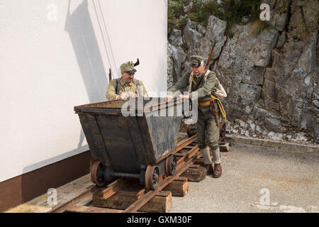 Austro-ungarischen Soldaten des Weltkriegs ein Push trolley Stockfoto