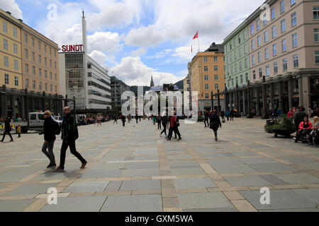 Shopper in belebten Torgallmenningen Straße, Bergen, Norwegen Stockfoto