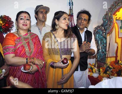 Bollywood Schauspieler Govinda Frau Sunita Ahuja, Tochter Tina Ahuja und Sohn Yashvardan Ahuja Ganesh Chaturthi feiern Mumbai Stockfoto