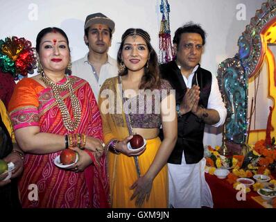 Bollywood-Schauspieler Govinda Sunita Ahuja, Tochter Tina Ahuja und Sohn Yashvardan Ahuja Ganesh Chaturthi feiern Mumbai Stockfoto