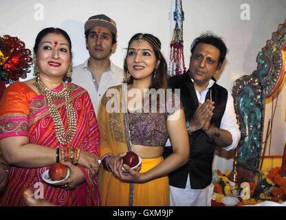 Bollywood-Schauspieler Govinda Sunita Ahuja, Tochter Tina Ahuja und Sohn Yashvardan Ahuja Ganesh Chaturthi feiern Mumbai Stockfoto