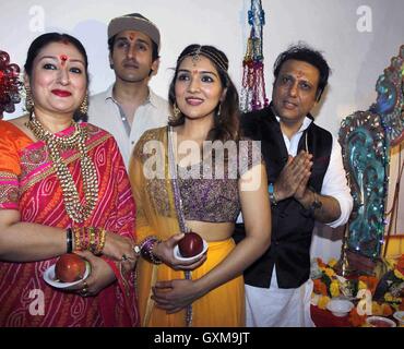 Bollywood-Schauspieler Govinda Sunita Ahuja, Tochter Tina Ahuja und Sohn Yashvardan Ahuja Ganesh Chaturthi feiern Mumbai Stockfoto