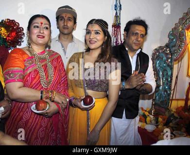 Bollywood-Schauspieler Govinda Sunita Ahuja, Tochter Tina Ahuja und Sohn Yashvardan Ahuja Ganesh Chaturthi feiern Mumbai Stockfoto