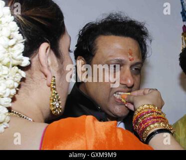 Bollywood-Schauspieler Govinda zusammen mit seiner Frau Sunita Ahuja während der Ganesh Chaturthi feiern in Mumbai Stockfoto