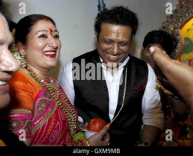 Bollywood-Schauspieler Govinda zusammen mit seiner Frau Sunita Ahuja während der Ganesh Chaturthi feiern in Mumbai Stockfoto