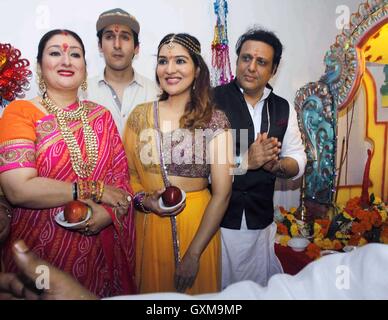 Bollywood-Schauspieler Govinda Sunita Ahuja, Tochter Tina Ahuja und Sohn Yashvardan Ahuja Ganesh Chaturthi feiern Mumbai Stockfoto