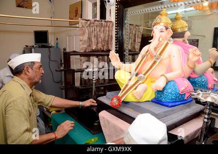 Bollywood-Schauspieler Nana Patekar während der Ganesh Chaturthi feiern in Mumbai, Indien am 5. September 2016. Stockfoto