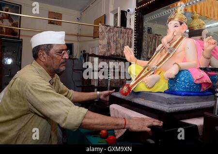 Bollywood-Schauspieler Nana Patekar während der Ganesh Chaturthi feiern in Mumbai, Indien am 5. September 2016. Stockfoto