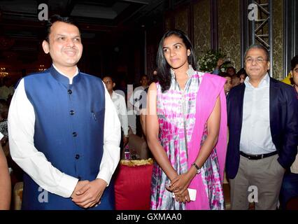 Indische Badminton Spieler Rio Olympia Silber Medallist P V Sindhu Chief Minister Devendra Fadnavis Arun Lakhani Mumbai Stockfoto