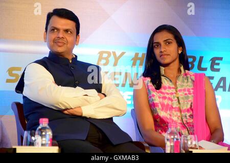 Indische Badminton Spieler Rio Olympia Silber Medallist P V Sindhu Hauptminister Devendra Fadnavis Glückwünsche Mumbai Stockfoto