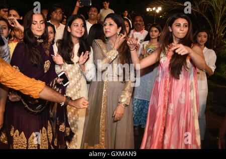 Elisabet Avramidou Granlund, Elli AvrRam, schwedische griechische Schauspielerin und indische Schauspielerin Daisy Shah, Model und Tänzerin, die in einer Prozession zum Ganesh Festival Bombay Mumbai Maharashtra India tanzen Stockfoto