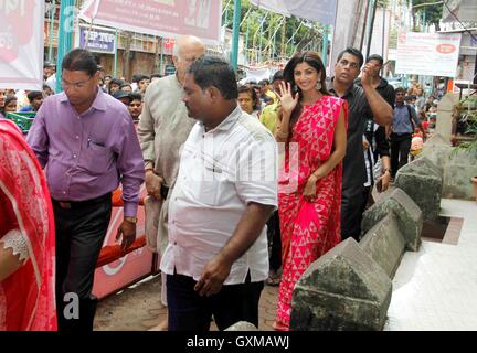 Bollywood Schauspieler Shilpa Shetty Eltern besuchen Chinchpoklicha Chintamani um Gebete anlässlich des Ganesh Festival Mumbai bieten Stockfoto